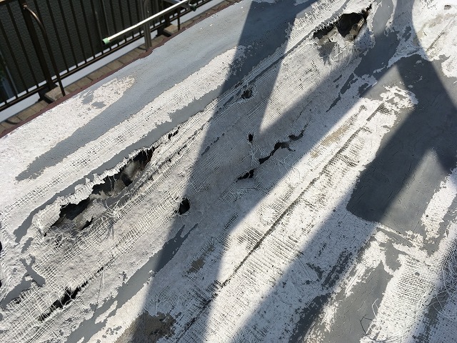 防水が劣化してはがれている